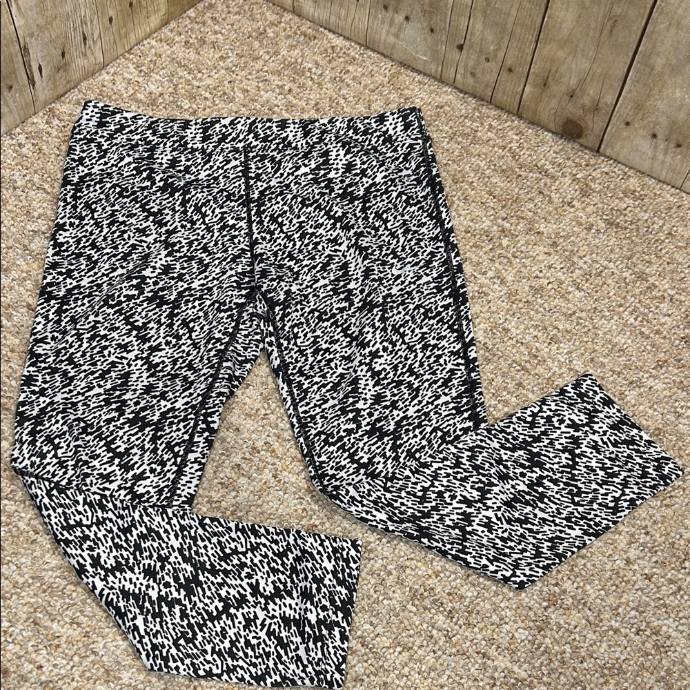 Nike Black and White Lg Dri-FIT Capri length Leggings Back zip pocket drawstring